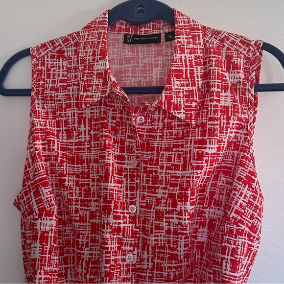 NWOT New York & Co Red Patterned Sleeveless Belted Top Size L - Picture 3 of 6